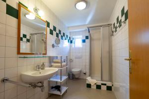 毛特恩Gästezimmer Ilse Brauneis的一间带水槽、卫生间和镜子的浴室