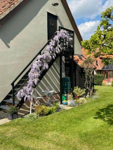 Hepworth玛尔厅阁楼住宿加早餐旅馆的房子楼梯上的紫花圈