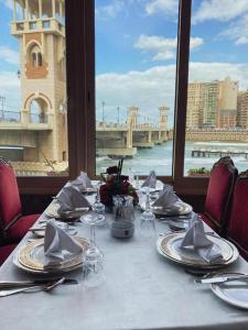 亚历山大San Giovanni Stanly Hotel的一张享有桥梁景致的餐桌