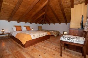 莫奈姆瓦夏埃俄罗斯旅馆的一间卧室设有一张大床和木制天花板