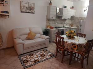 布拉恰诺Casa Vacanze Central的带沙发和桌子的客厅以及厨房。