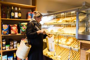 奥特罗Europarcs De Wije Werelt的一位妇女在面包店购买食物