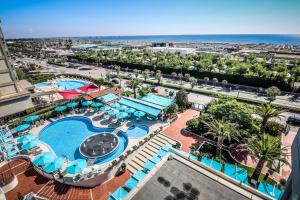 索托马里纳B&B Hotel Chioggia Airone的享有度假村游泳池的空中景致