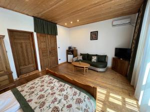 大特尔诺沃察雷维茨旅馆的客房设有床、沙发和桌子。
