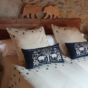 Sauveterrechambre et table d'hôtes La Grande Ourse的一间卧室配有一张带枕头的床和大象床头板