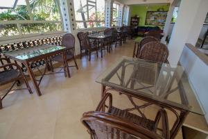 坎多林科凯拉尔度假酒店的用餐室设有桌椅和窗户。