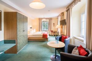 诺伊豪森Landhaus Purschenstein的酒店客房配有一张床铺和一张桌子。