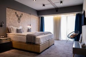 鲁塞City Art Luxury Living Free Parking的一间卧室设有一张大床和一个大窗户