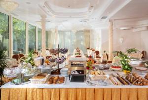 里米尼加丽雅皇宫酒店的自助餐,包括面包和其他食物