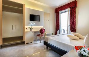 里米尼加丽雅皇宫酒店的配有一张床和一张书桌的酒店客房
