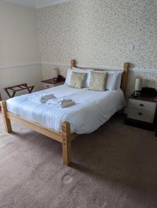 RichmondThe Buck的卧室配有一张带白色床单和枕头的大床。
