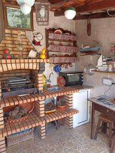 纳扎雷Moradia Meca - Casas para Férias的厨房配有炉灶和水槽。