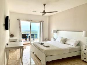 普拉亚科罗纳多Hotel Eclipse, Playa Coronado的一间白色卧室,配有床和阳台
