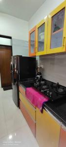 孟买CITY HOMES PARADISE APARTMENT的厨房配有带粉红色毛巾的台面