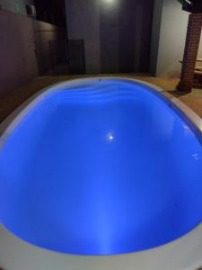 奥林匹亚Recanto Cote Gil的蓝色浴缸位于房间内
