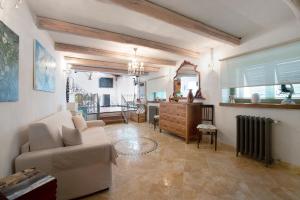 瓦拉泽Casa Gocce Di Cristallo的客厅配有沙发和桌子