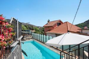 瓦拉泽Casa Gocce Di Cristallo的从房子的阳台上可欣赏到游泳池的景色
