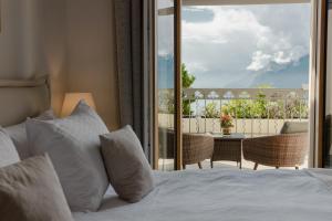 沃韦米兰朵度假酒店及Spa的一间卧室设有一张床,享有阳台的景色