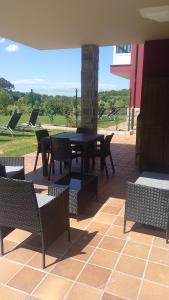 塞洛里奥Apartamentos La Ardina的庭院里设有桌椅。