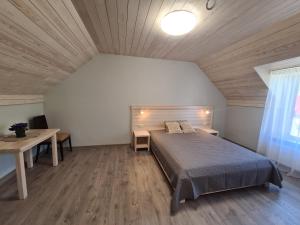 罗亚Viesu nams UPE的一间卧室设有一张床和木制天花板