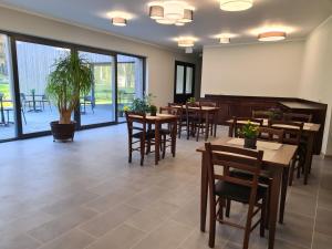 罗亚Viesu nams UPE的一间设有桌椅和盆栽的餐厅