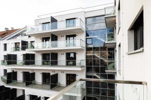 纽伦堡Eco Smart Apartments Premium City的享有大楼外部景色,设有阳台