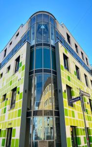 纽伦堡Eco Smart Apartments Premium City的建筑上贴着绿色和黄色的瓷砖