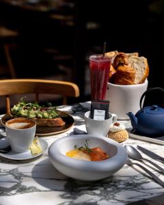 巴黎VILLA M的餐桌,饭盘和饮料