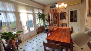 萨瓦德尔Casa MO的一间带木桌和椅子的用餐室