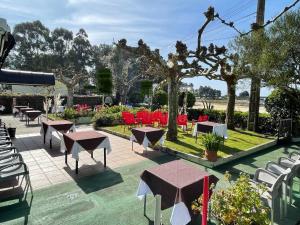 阿罗萨新镇Hostal Restaurante Luz de Luna的庭院里一组桌椅