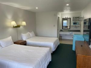 Lake CityPoolside Double Rooms的酒店客房设有两张床和电视。