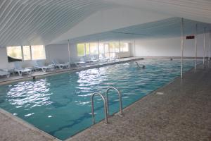 Haymana道琪健康及Spa酒店的一座大型游泳池,里面的人都沉浸在水中