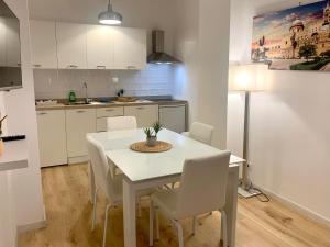 巴勒莫Residence D'azeglio的厨房配有白色的桌子和白色的椅子