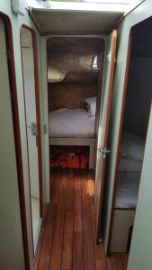 贝济耶Bateau 6 personnes sans permis terrasse à quai ou option navigation的小房间设有一张床和两张双层床