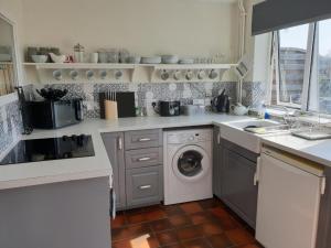 克鲁Yew Tree Bungalow, Onneley, Cheshire的厨房配有洗衣机和洗碗机。