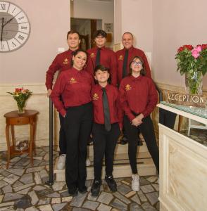 比萨玛丽亚酒店的一群穿着红衬衫和领带的人