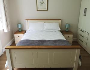 纳文Brownstead Cottage的一间卧室配有白色床和2个床头柜