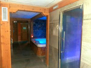 奥加蜃景公寓式酒店的一间带浴缸和水槽的浴室