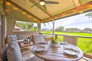 瓦克拉Chic Waikoloa Condo with Lanai and Complex Pools!的庭院内带桌椅的用餐室