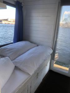 柏林Gemütliches Hausboot mit Kamin in Berlin的卧室在窗户前配有两张床
