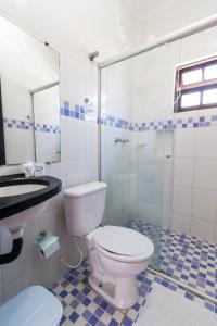 乌巴图巴HOTELARE Pousada Bóra Morá的一间带卫生间和玻璃淋浴间的浴室