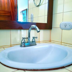 福尔图纳San Bosco Inn的浴室设有白色水槽和镜子