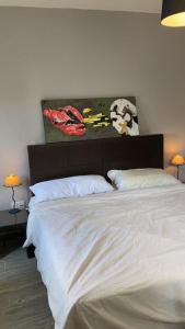 塔维拉Yoga Farm的卧室配有一张带两个枕头的大白色床