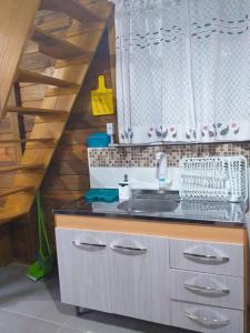 弗洛里亚诺波利斯Tiny House moçambique - Sua casinha em Floripa!的一个带水槽和木楼梯的厨房