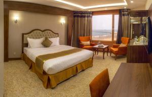 吉赞Al-Borg Hotel的酒店客房设有床和客厅。