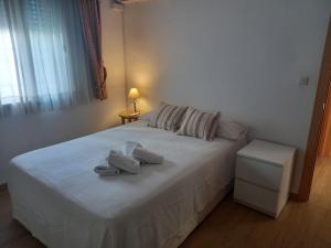 塞维利亚塞维利亚韦尔耶罗旅馆的卧室配有白色的床和2条毛巾