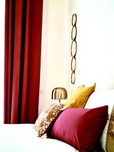 索伦托I Sogni della Regina的一间卧室配有红色和黄色枕头的床