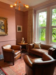 贝图瑟科伊德Mary's Court Guest House - Mairlys的带沙发、椅子和窗户的客厅