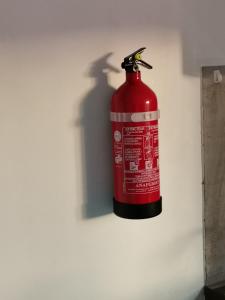 勒沃克兰Villaventure的墙上有红色消防栓