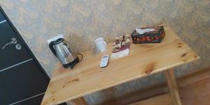 AreniLiViTi的一张木桌,上面配有咖啡壶